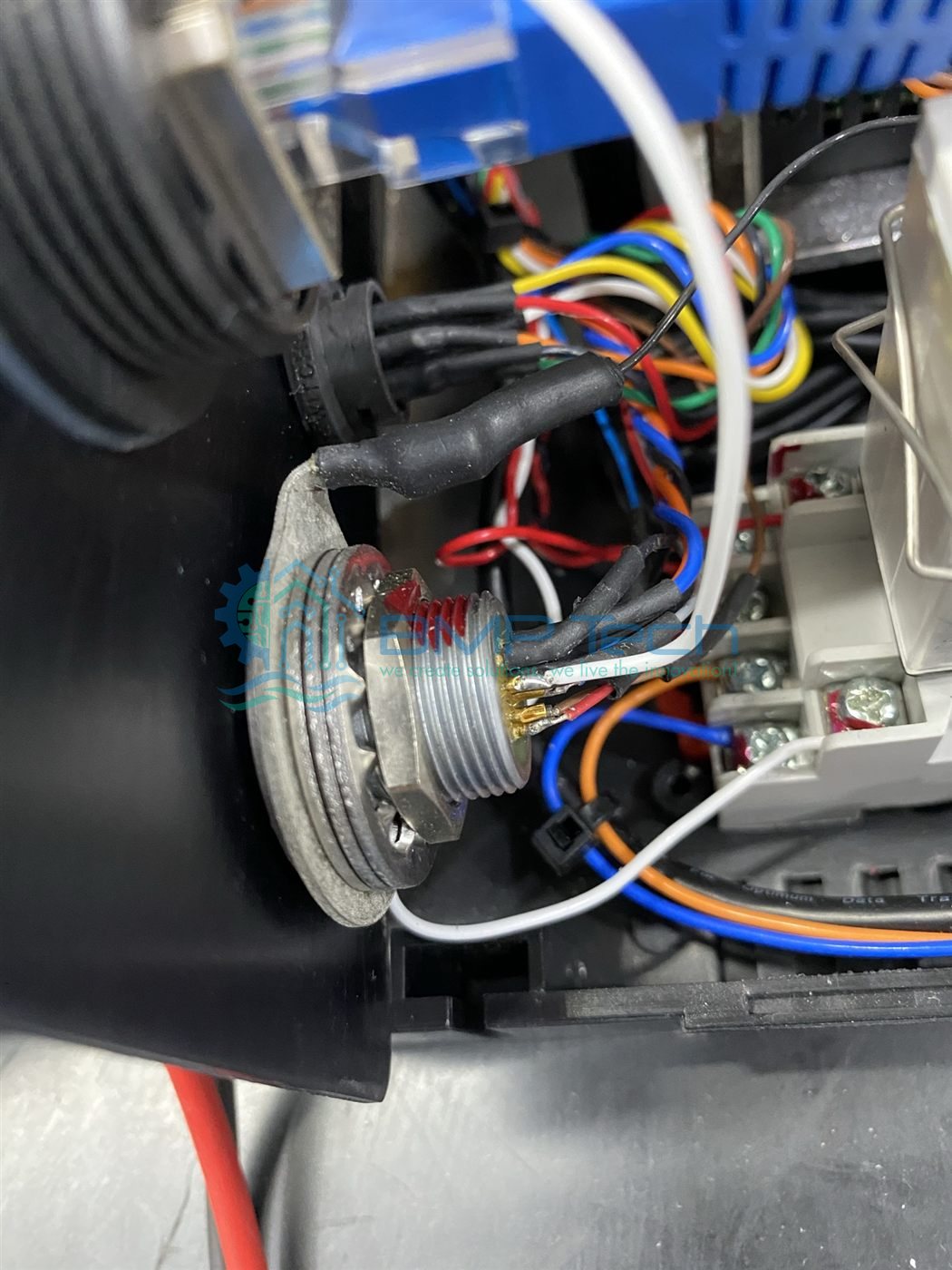 Reparo de conector e cabeamento de ROV Seabotix
